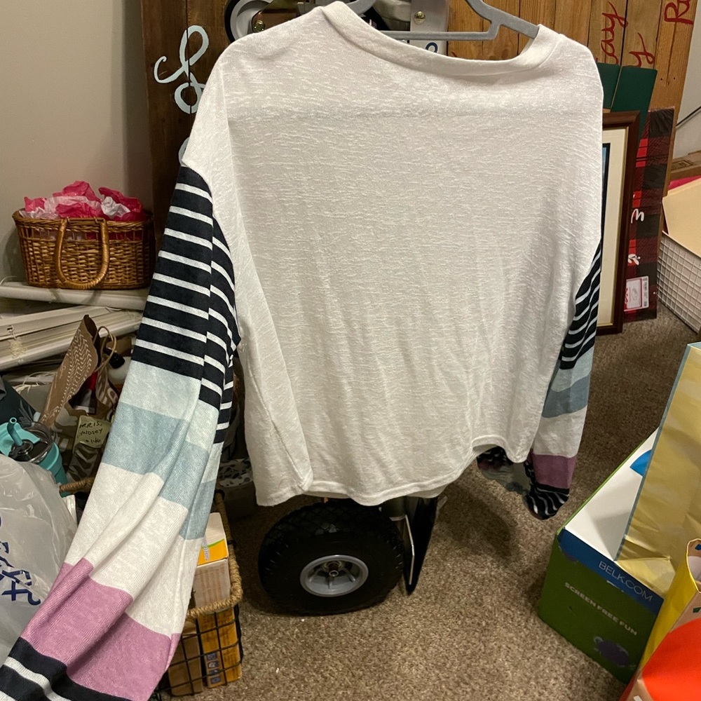 Long sleeve with wide sleeves at the end. Colorful on the sleeves.